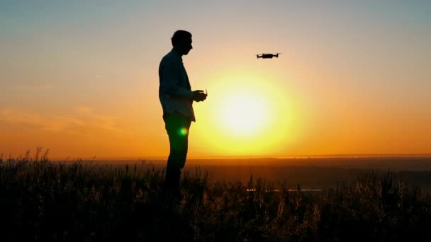 Silhouette des Reisenden haben Spaß mit Gadget — Stockvideo