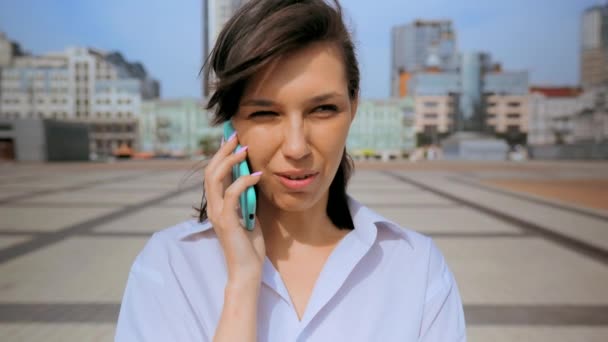 Close-up portret gelukkig lachende vrouw met behulp van mobiele telefoon stedelijke stad achtergrond — Stockvideo