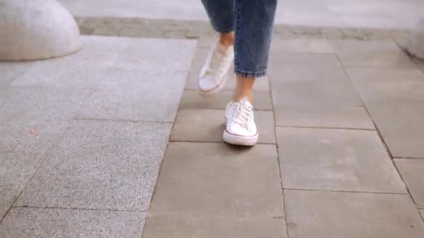 Крупным планом кавказская женщина в повседневной обуви ходит по улице — стоковое видео