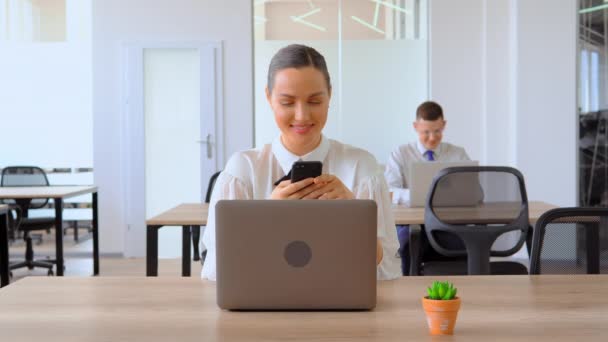 Retrato mujer de negocios utilizando smartphone en el lugar de trabajo — Vídeos de Stock