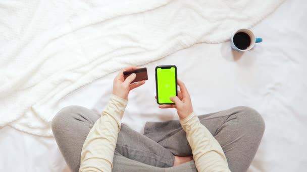 Ragazzo utilizzare app sul cellulare per il pagamento a casa — Video Stock
