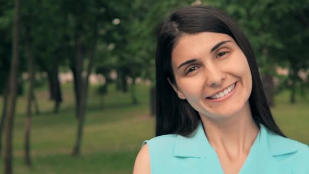 Atraente millennials jovem mulher toothy sorriso ao ar livre — Vídeo de Stock