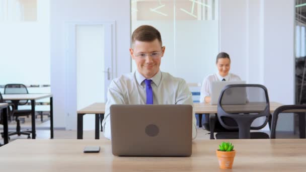 Retrato hombre de negocios utilizando el ordenador portátil que muestra el pulgar hacia arriba en el lugar de trabajo — Vídeos de Stock