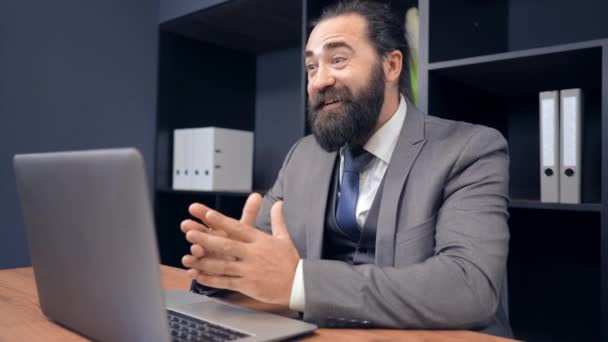 Портрет бизнесмена средних лет, использующего веб-камеру для вызова в офис — стоковое видео