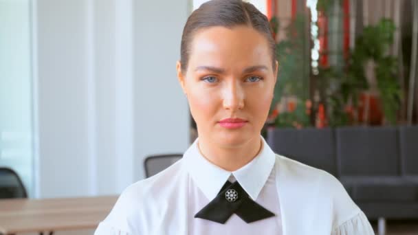 Retrato empreendedor focado na camisa elegante no escritório — Vídeo de Stock