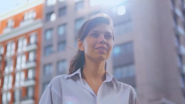 Portret młoda brunetka pozowanie w nowoczesnym mieście — Wideo stockowe