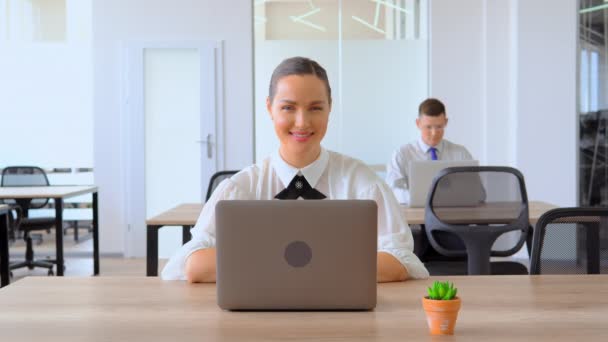 Портретна бізнес-леді показує символ як на робочому місці — стокове відео