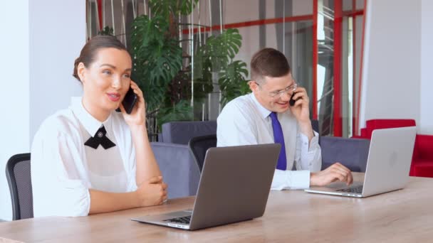 Equipe de negócios profissional tem conversa por telefone no escritório — Vídeo de Stock