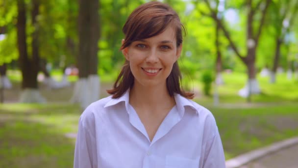 Ansikte porträtt glad flicka skratta grön natur bakgrund — Stockvideo
