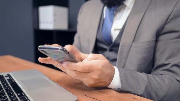 Zbliżyć się w średnim wieku biznesmen za pomocą smartfona w biurze — Wideo stockowe