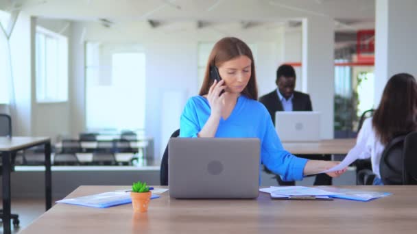 Gerente profesional en el espacio abierto trabajador de oficina en la empresa de puesta en marcha — Vídeos de Stock