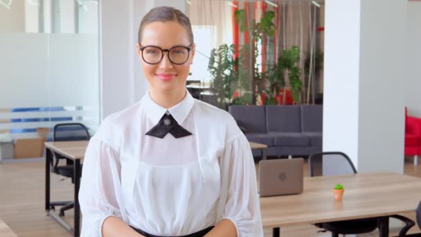 Empresario sonriente en gafas en el cargo — Vídeos de Stock