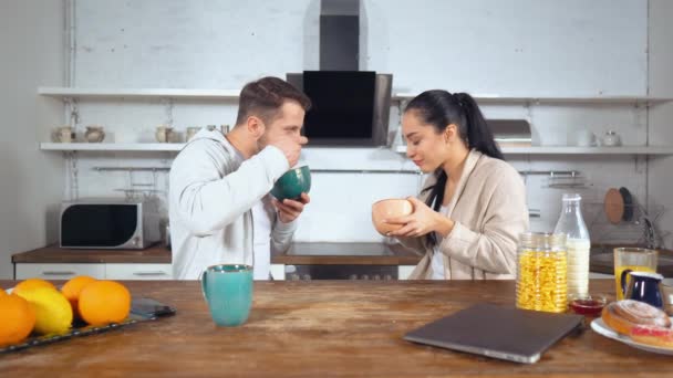 Familia caucásica saborear el desayuno en casa — Vídeo de stock