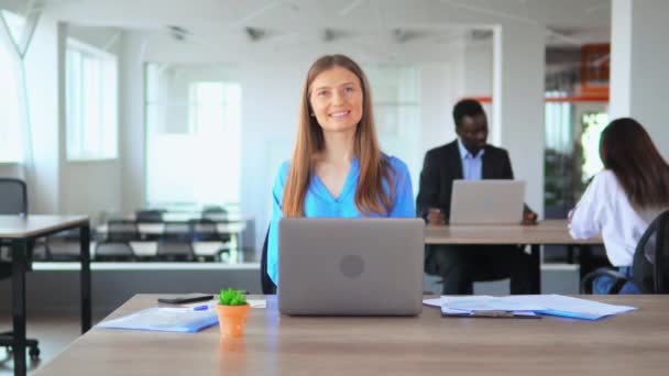 Lächelnder Manager zeigt Zeichen wie im Großraumbüro in Start-up-Unternehmen — Stockvideo