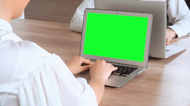 Cerrar detalles mujer sentada en el escritorio introducir datos en el ordenador portátil — Vídeo de stock