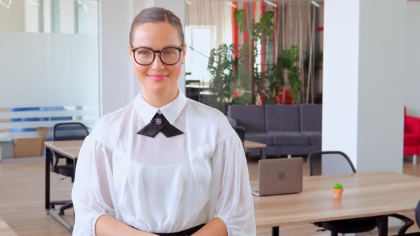 Fröhlicher Unternehmer mit Brille lacht im Büro — Stockvideo