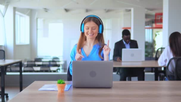 Gerente de dança bem sucedida no trabalhador de escritório de espaço aberto na empresa start up — Vídeo de Stock