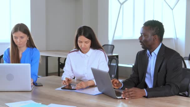 İş adamları ofiste başarı toplantısını kutluyor — Stok video
