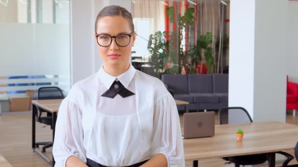 Zarif gömlek ve gözlük ofisindeki başarılı girişimci. — Stok video