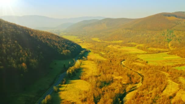 Vista aérea en carretera en la zona montana — Vídeos de Stock