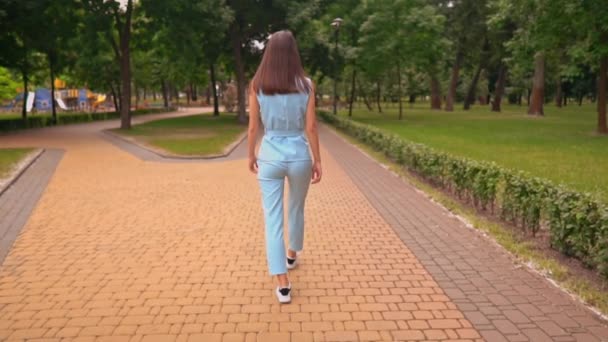 夏の公園で明るい女性が — ストック動画