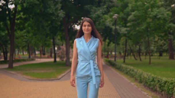 Kaukasiska brunett går till kameran slow motion — Stockvideo