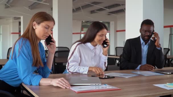 Employés parlant par téléphone — Video