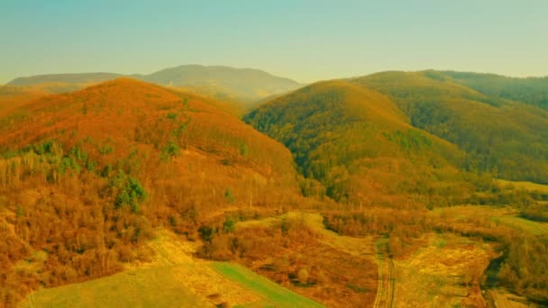 Dron lata nad pięknym krajobrazem w dzień — Wideo stockowe