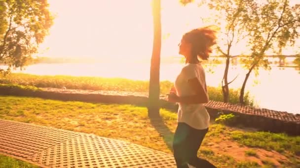 Активный здоровый образ жизни на открытом воздухе — стоковое видео
