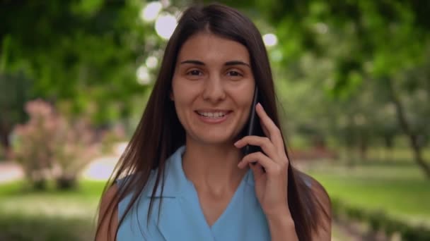 Retrato mujer de negocios utilizando el teléfono inteligente al aire libre — Vídeos de Stock