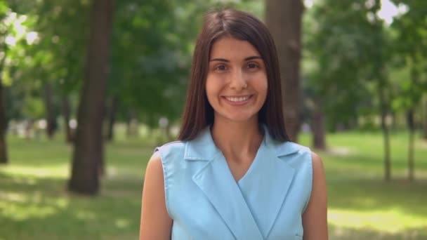 Portret aantrekkelijk brunette in zomer park — Stockvideo