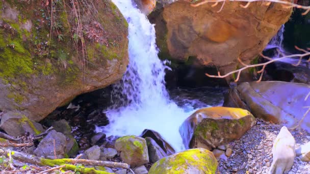 Arroyo entre rocas — Vídeos de Stock