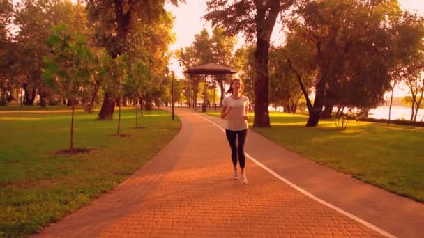 Wesoły biegacz cieszyć działa na świeżym powietrzu — Wideo stockowe