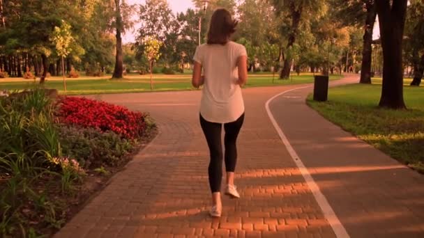 Невпізнавана жінка, що біжить у місті здоровий спосіб життя — стокове відео