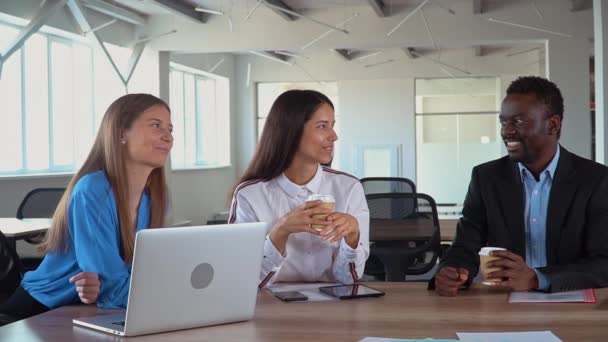 Diverse staff talking at workplace — Stock Video