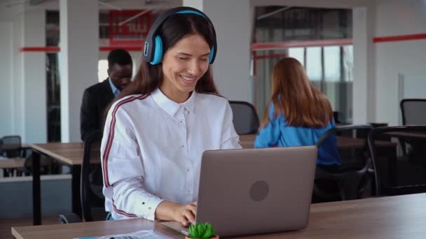 Empregado tem pausa no local de trabalho — Vídeo de Stock