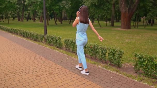 Kaukasisk kvinnlig lyssningsmusik ha kul utomhus — Stockvideo