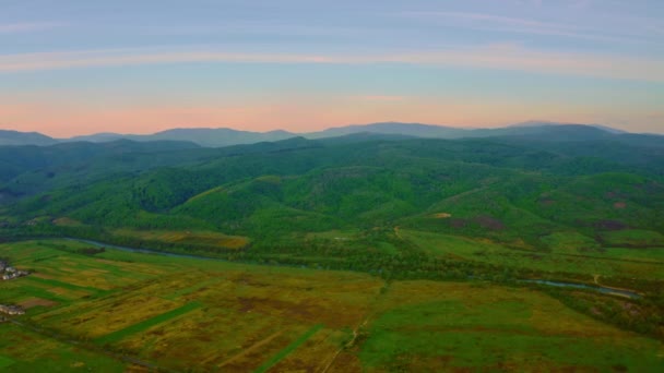 无人驾驶飞机在小镇山谷上空飞行 — 图库视频影像