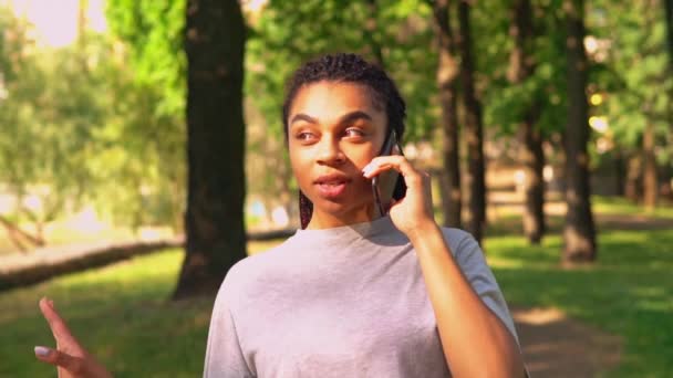 Portrait female has phone conversation on the run — Stock Video