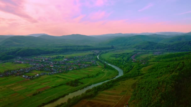 Vue aérienne sur la petite ville vivante dans la vallée — Video