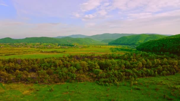 Vue aérienne sur la nature dans les hautes terres — Video