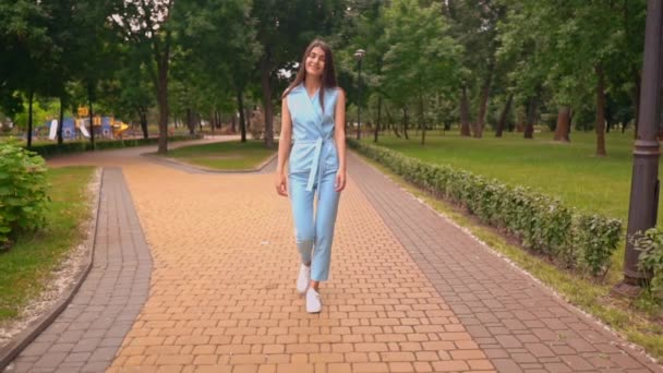 Επιτυχημένη επιχειρηματίας σε μπλε κοστούμι με τα πόδια στην πόλη του καλοκαιριού — Αρχείο Βίντεο
