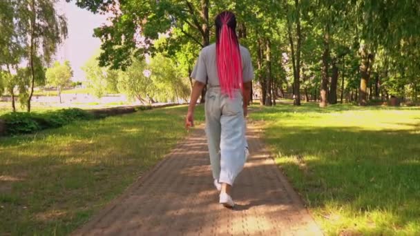 Назад вид женщины прогулки в городе — стоковое видео