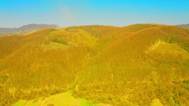 Вид с воздуха на горный пейзаж — стоковое видео