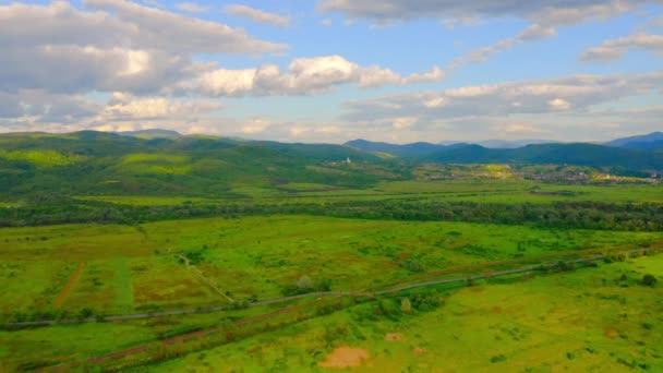 Vista aérea sobre las tierras altas de la naturaleza de primavera — Vídeos de Stock