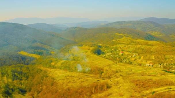 Drone vuela sobre colinas montañas paisaje — Vídeos de Stock