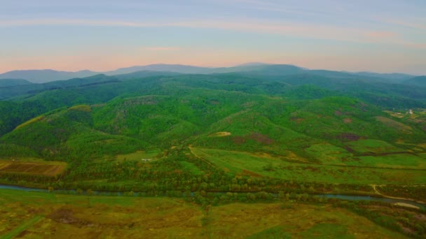 Vista aérea en las tierras altas en primavera — Vídeo de stock