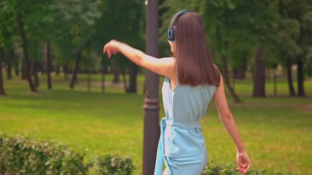 Sottile femmina caucasica divertirsi nel parco — Video Stock