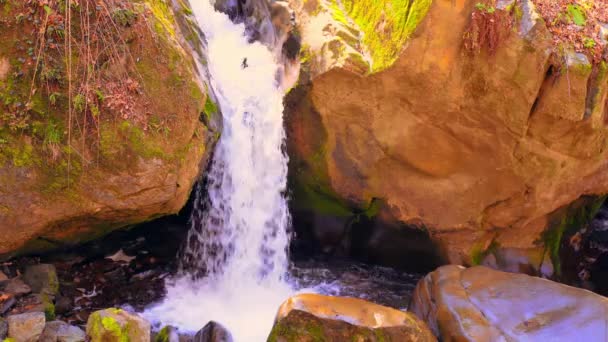Detalles cascada en las montañas — Vídeos de Stock