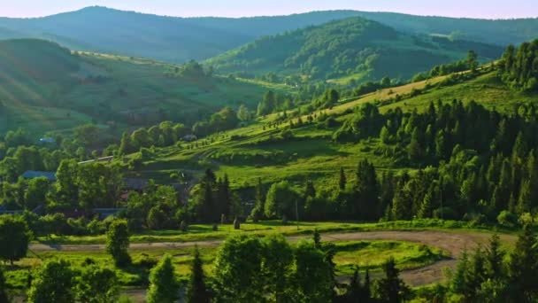 Dron lata nad krajobrazem gór wiejskich — Wideo stockowe